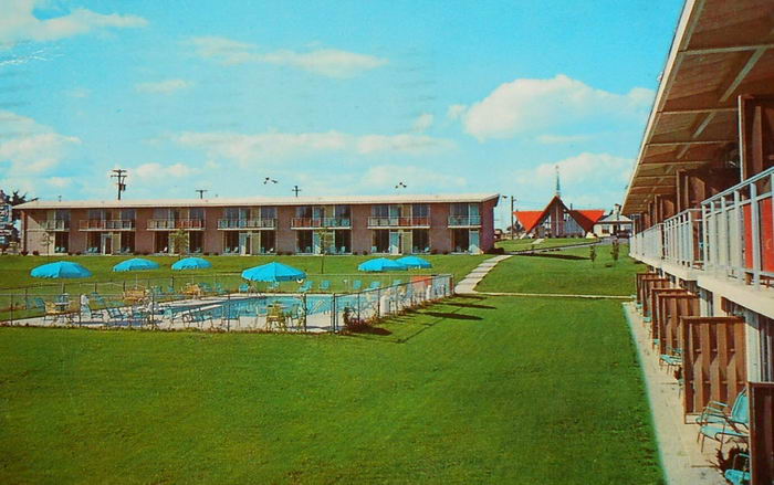 Howard Johnsons Motor Lodge - Old Postcard